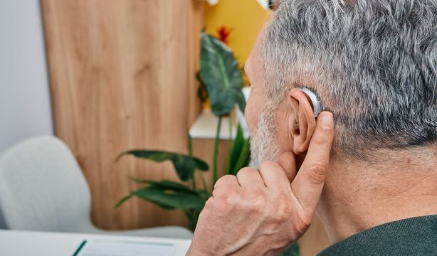 FIAPAS pide acabar con la exclusión de los mayores con sordera de las ayudas para audífonos