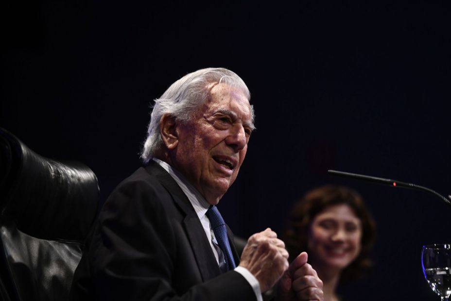 Vargas Llosa publica 'Tiempos recios': "Un país no se jode en un día"