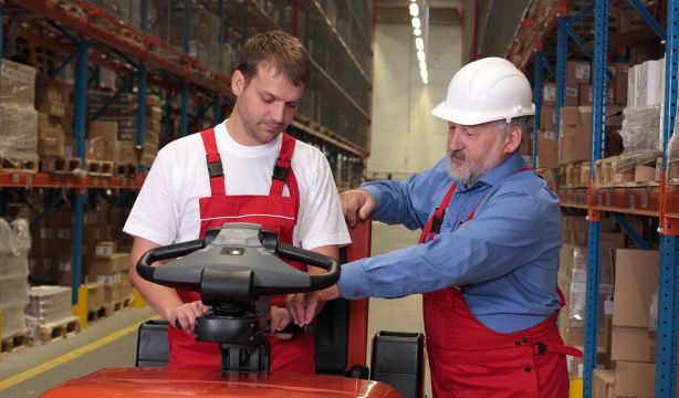 Industria, construcción y transporte: los sectores con menos relevo generacional