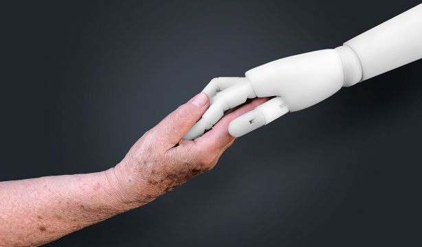 Doña Paquita, el robot de apoyo emocional para personas mayores en una residencia de Alicante