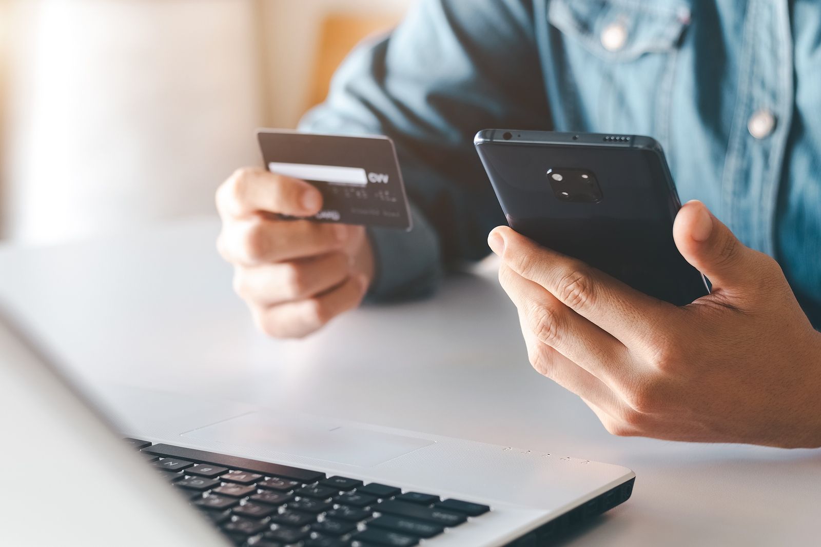 OCU denuncia barreras de la banca en las transferencias inmediatas y pide actuar al Banco de España. Foto: Bigstock