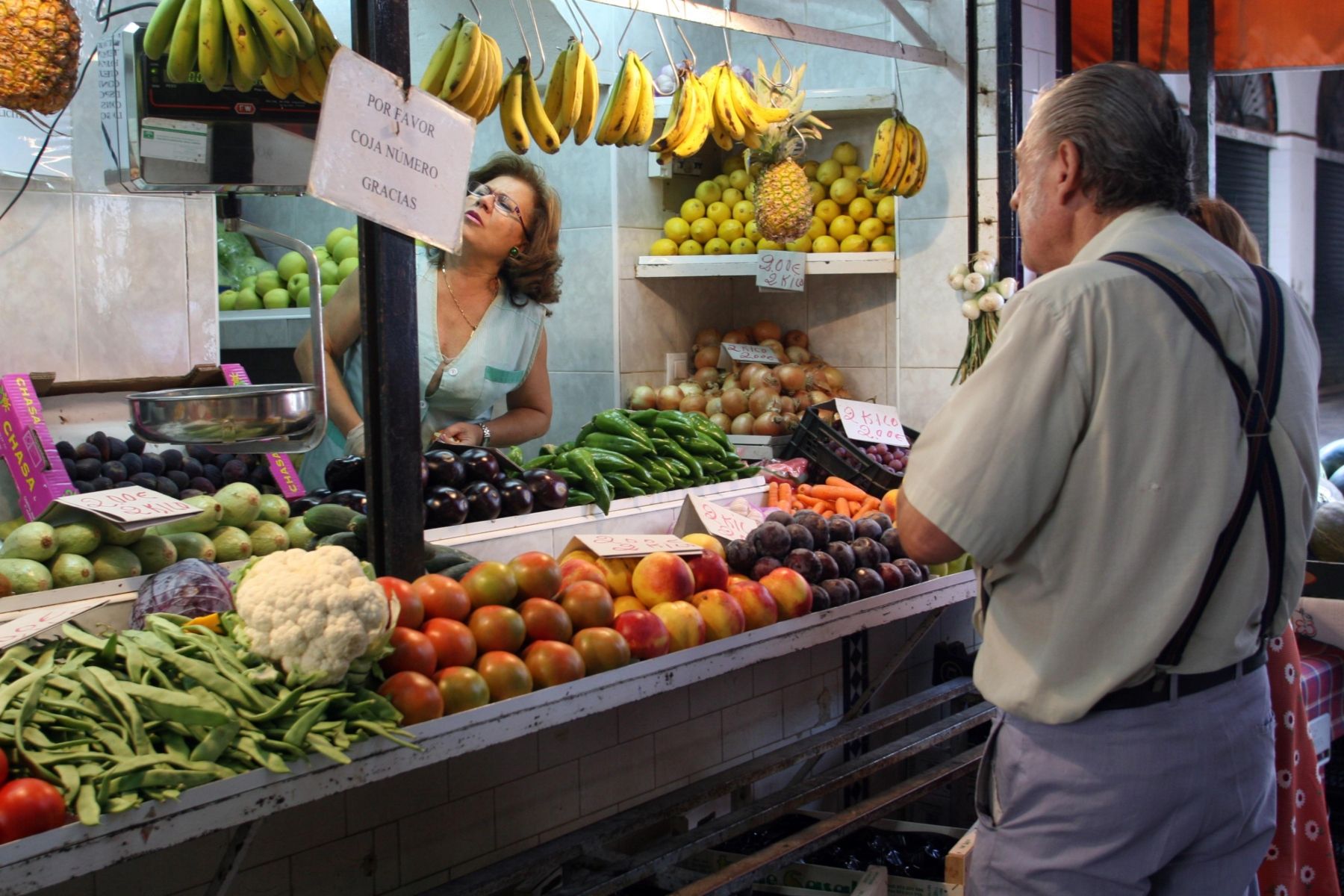 Lo que esconde el IPC: alzas de precios del 10%-18% en alimentos básicos como fruta, huevos y carne