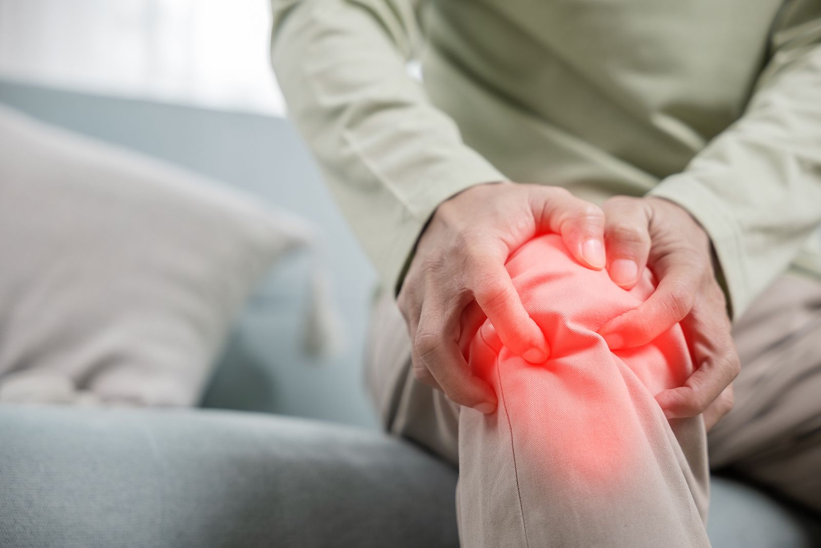 bigstock. Hombre mayor sufriendo por dolor óseo en la rodilla