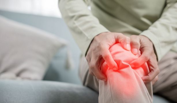 bigstock. Hombre mayor sufriendo por dolor óseo en la rodilla