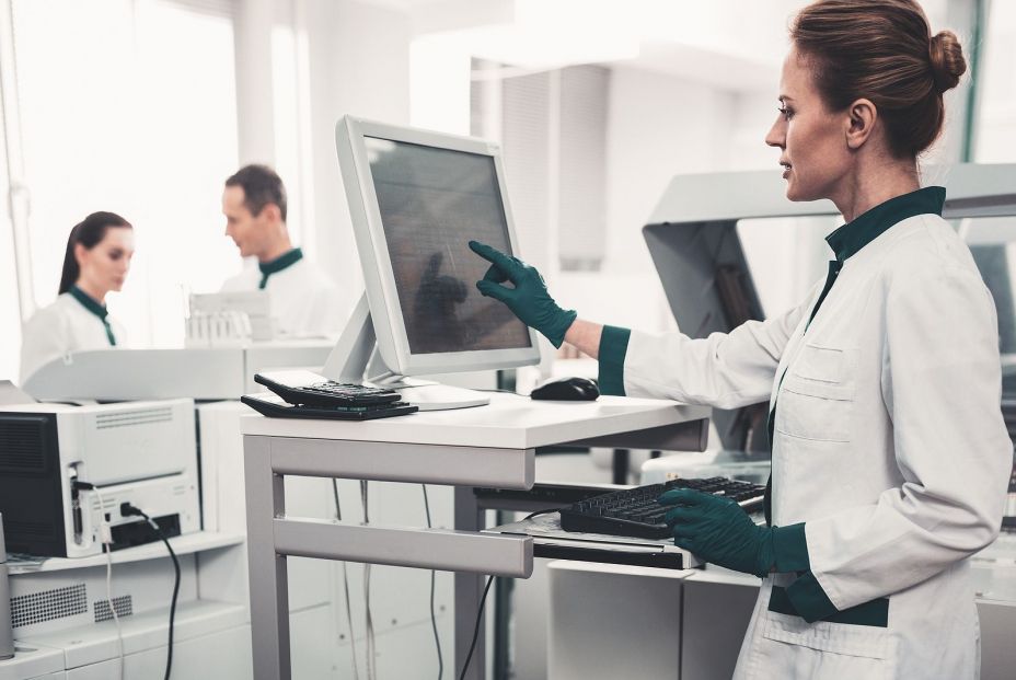 bigstock. investigadores médicos frente al colesterol bigstock. investigadores médicos frente al colesterol