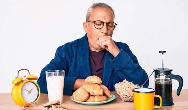 Estos son los 4 hábitos que más perjudican tu salud después de los 60 años