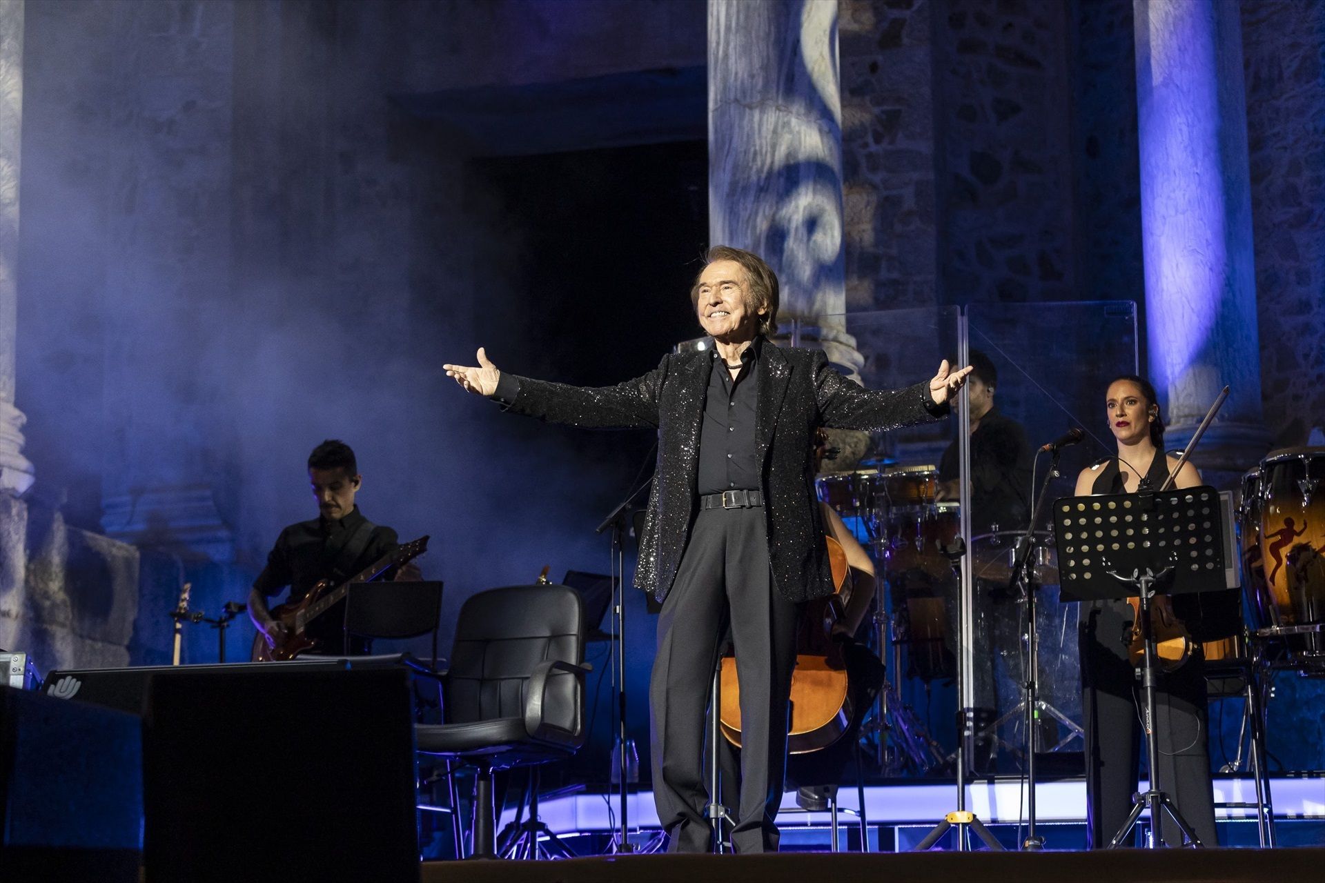 Raphael regresa a los escenarios en una noche de "escándalo" en Mérida