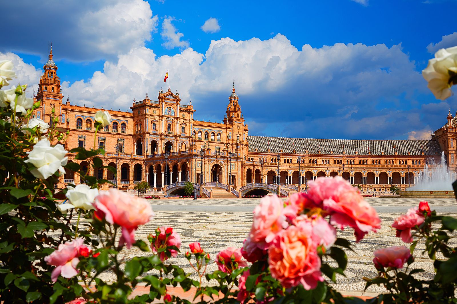 Música, luces y gastronomía en la Plaza de España de Sevilla