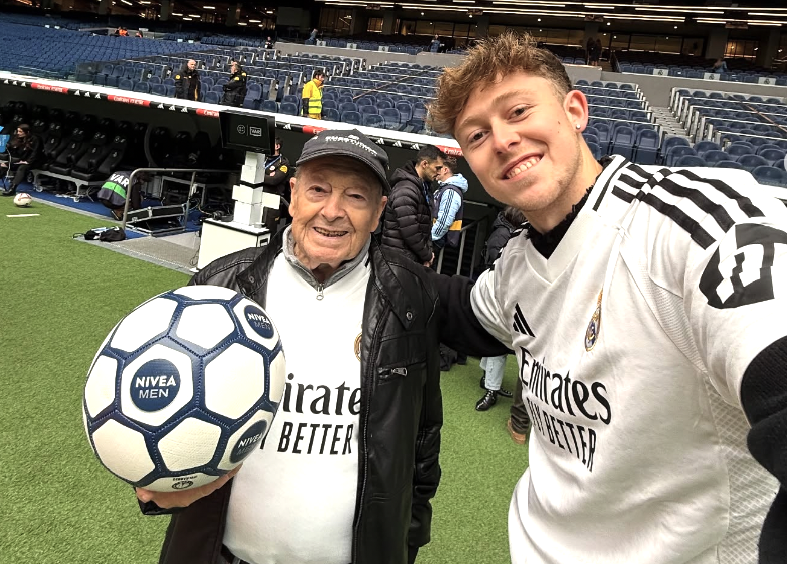VÍDEO: Un nieto le dice a su abuelo que volverá a jugar al fútbol y su reacción conmueven nieto le promete a su abuelo que volverá a jugar fútbol y su reacción ha conmovido a todos VÍDEO: Un nieto le dice a su abuelo que volverá a jugar al fútbol y su reacción conmueven nieto le promete a su abuelo que volverá a jugar fútbol y su reacción ha conmovido a todos