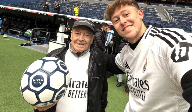 VÍDEO: Un nieto le dice a su abuelo que volverá a jugar al fútbol y su reacción conmueven nieto le promete a su abuelo que volverá a jugar fútbol y su reacción ha conmovido a todos