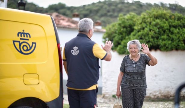 Correos impulsa sus servicios bancarios con atención presencial en todas sus oficinas postales. Foto: EuropaPress