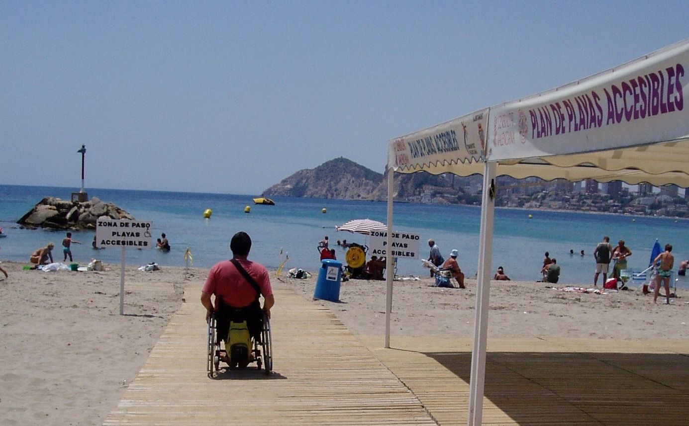 Mayores y personas con discapacidad piden playas más accesibles: "Tenemos derecho a disfrutarlas"