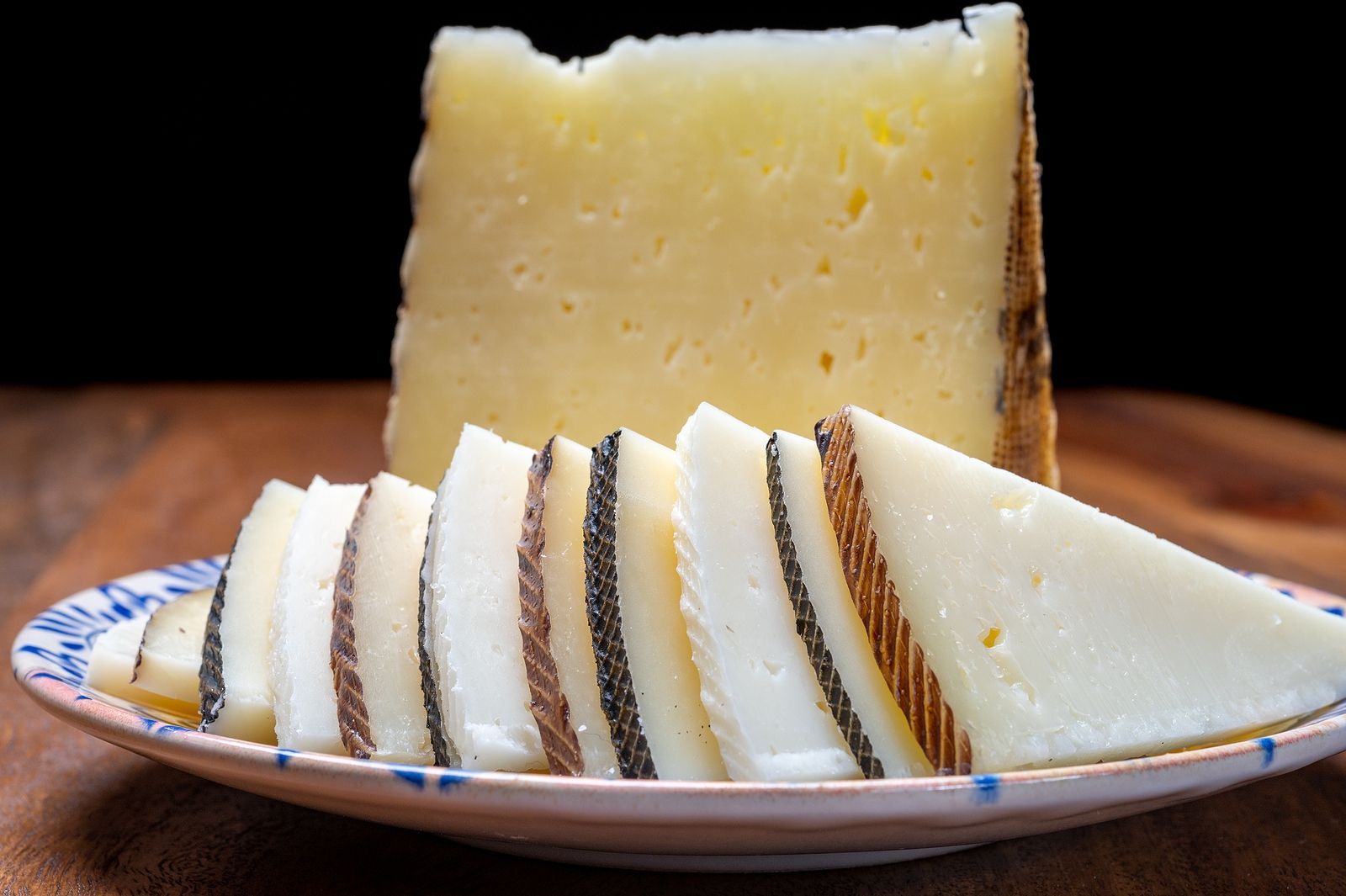Una ruta imprescindible para los 'cheese lovers': recorrido por los mejores quesos de Madrid. Foto: bigstock