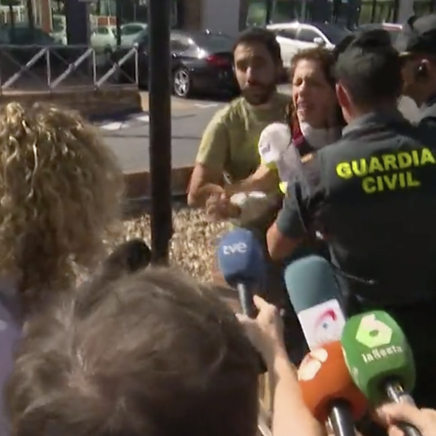 La bronca entre la madre y la hermana de Diana Quer a las puertas de los juzgados La bronca entre la madre y la hermana de Diana Quer a las puertas de los juzgados