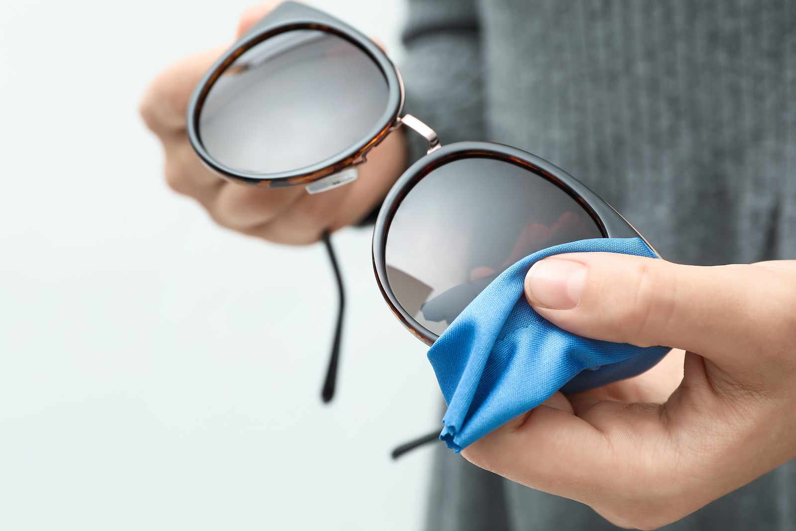 El truco para dejar las gafas de sol como nuevas