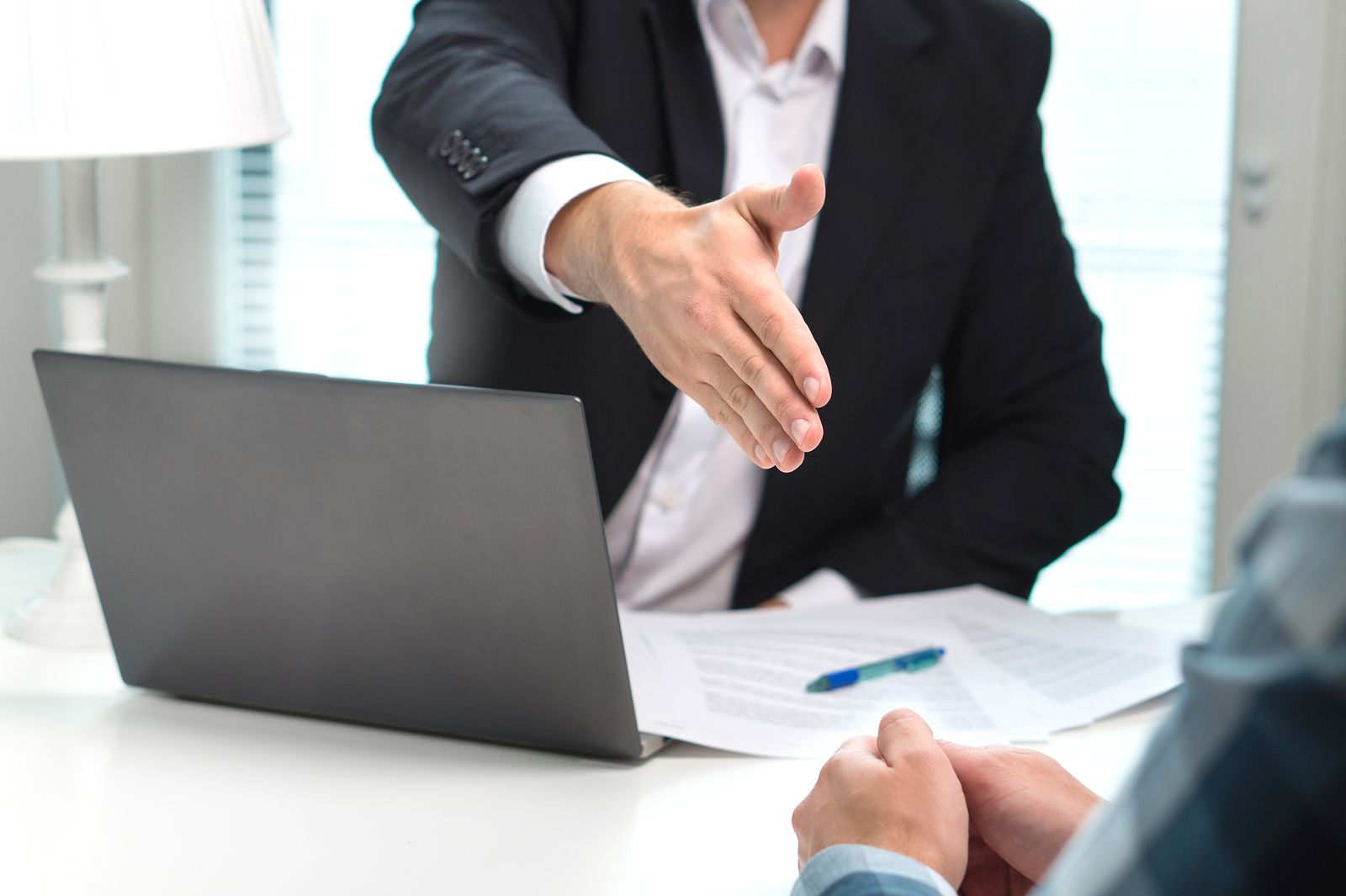 Bruselas quiere relajar la normativa para que la banca conceda más prestamos a hogares y empresas. Foto: Bigstock