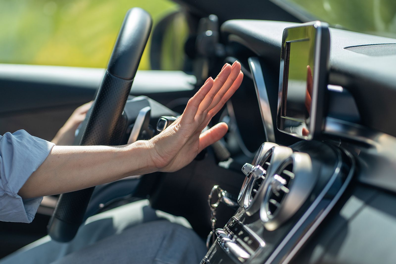 Despídete del calor dentro del coche: este botón poco conocido te dará la solución