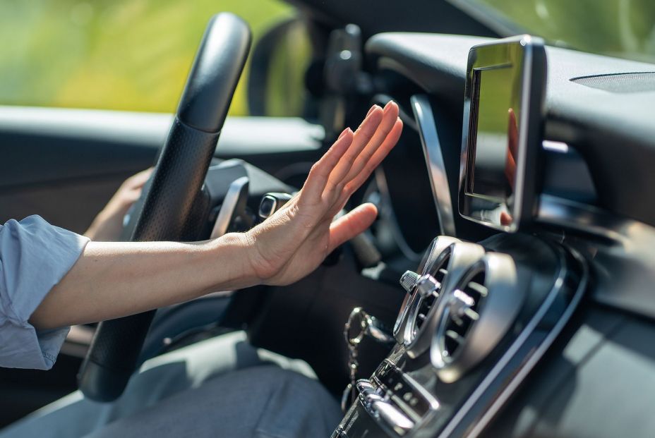 Despídete del calor dentro del coche: este botón poco conocido te dará la solución Despídete del calor dentro del coche: este botón poco conocido te dará la solución