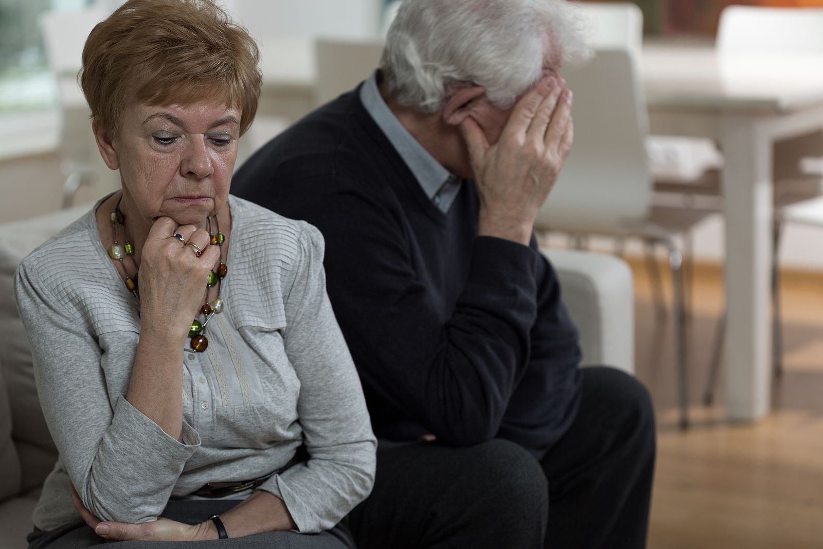 Pasar a convivir en pareja las 24 horas del día por la jubilación: aumentan los "divorcios grises"
