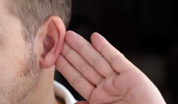 La cera del oído, ¿posible medio de detección precoz del párkinson? (Bigstok).