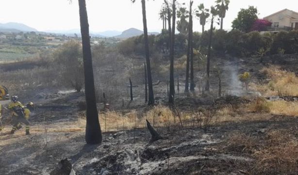 Milagroso rescate a una mujer mayor con movilidad reducida rodeada por el fuego