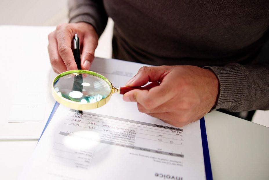 gestiones papeleo papeles contrato factura firma consumidores queja quejas reclamacion bigstock
