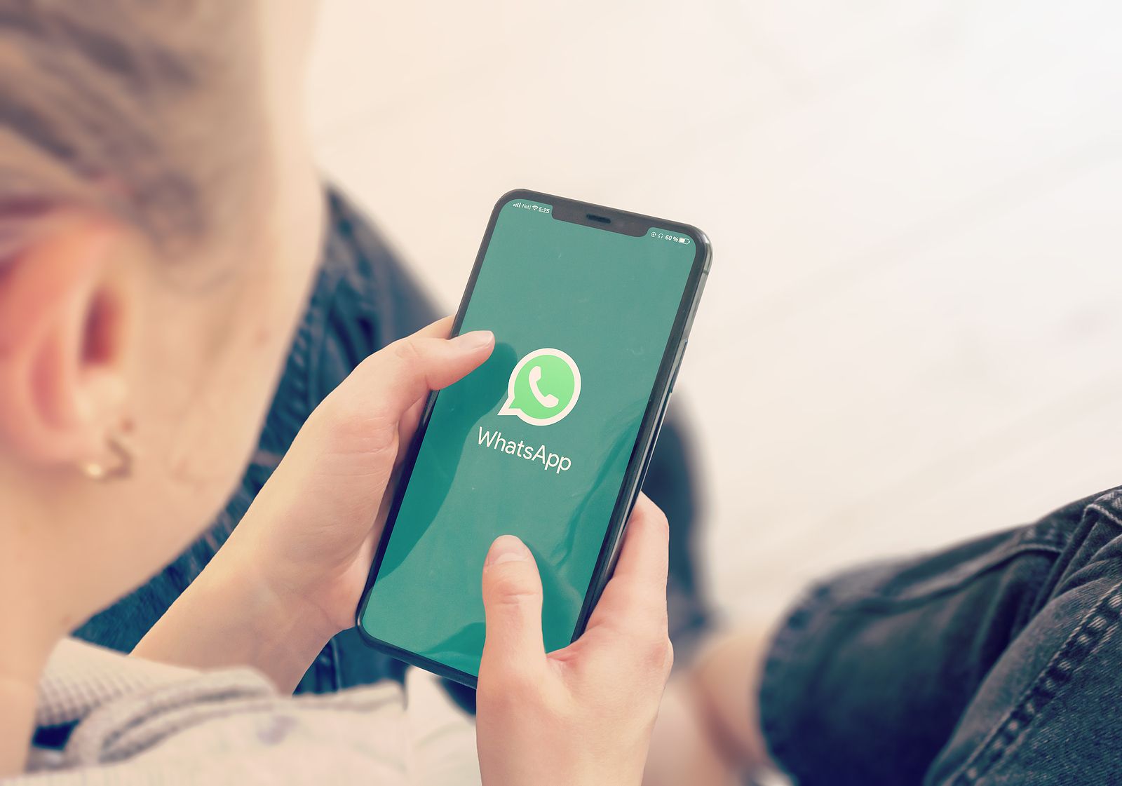 El truco del modo avión en WhatsApp