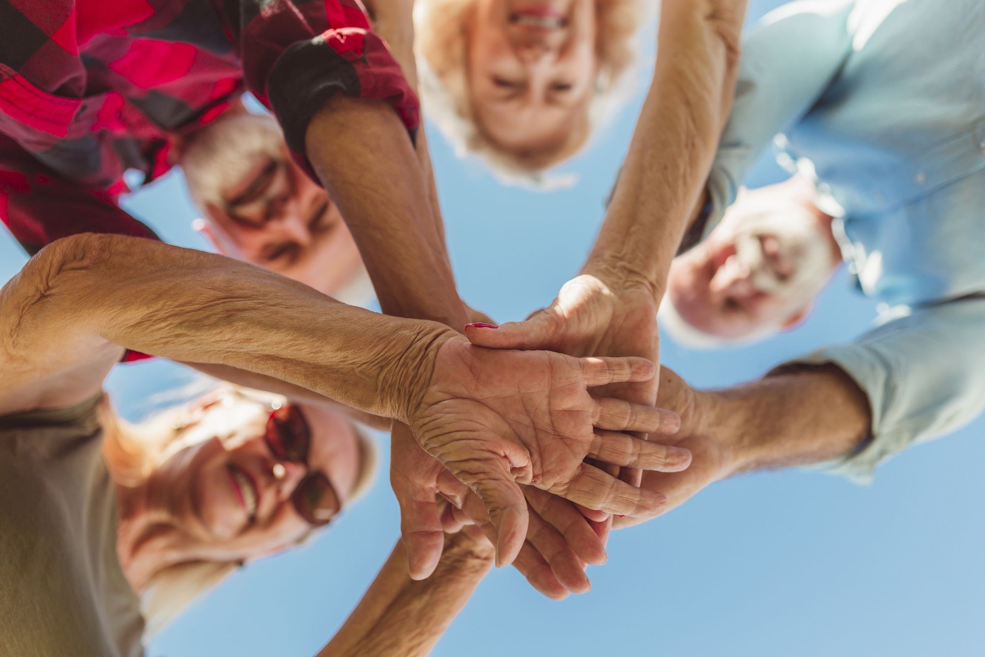 CEATE lanza ‘Disfruta la V: Voluntariado, Verano’ para reconocer la labor de sus voluntarios mayores (Bigstock)