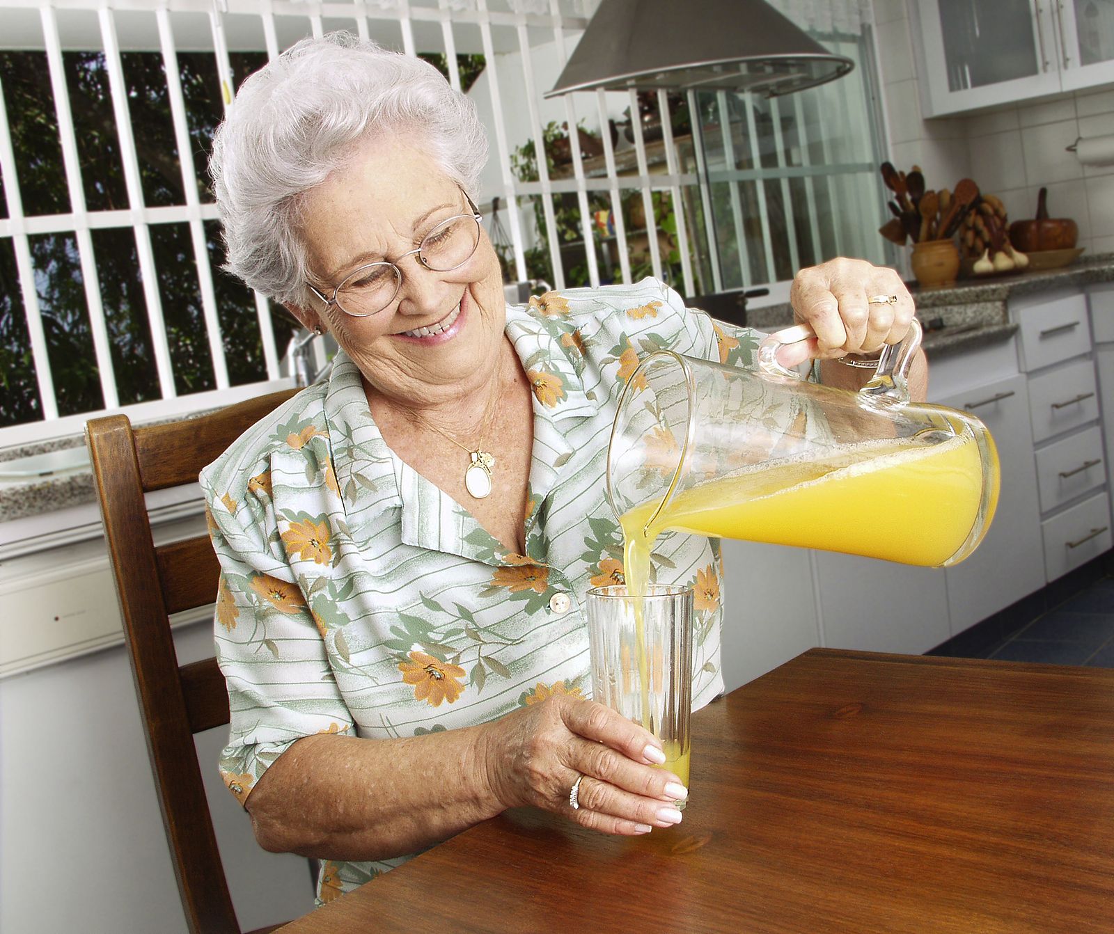 El refresco ideal para mayores de 65 años que ayuda a mantenerse hidratado y combatir el calor