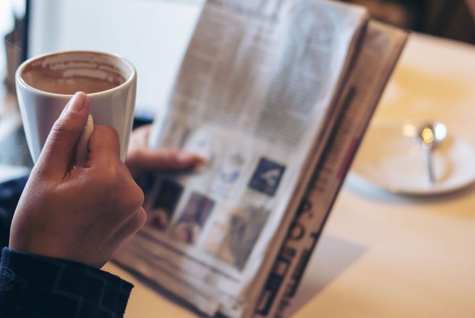 Leyendo el periódico Leyendo el periódico