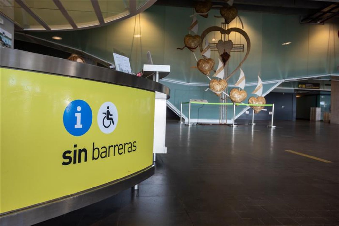 Servicios de Aena para los sénior: asistencia Sin Barreras, zonas de descanso, aseos accesibles...