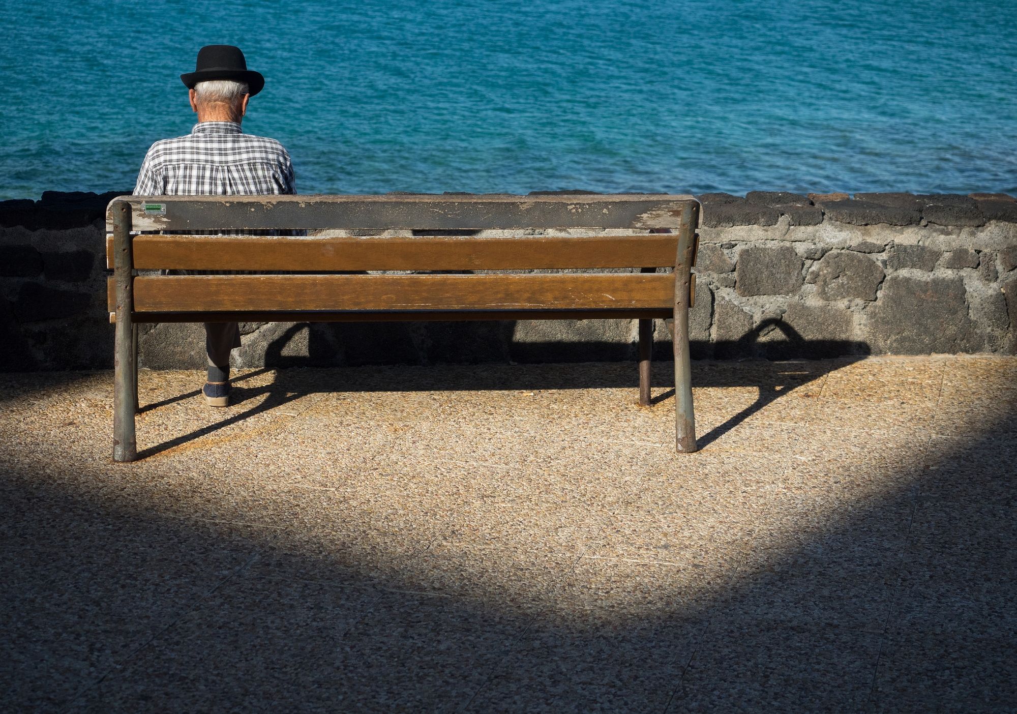 Llegan las vacaciones, ¿qué hacemos con los mayores? La soledad no deseada en esta época estival (Bigstock)