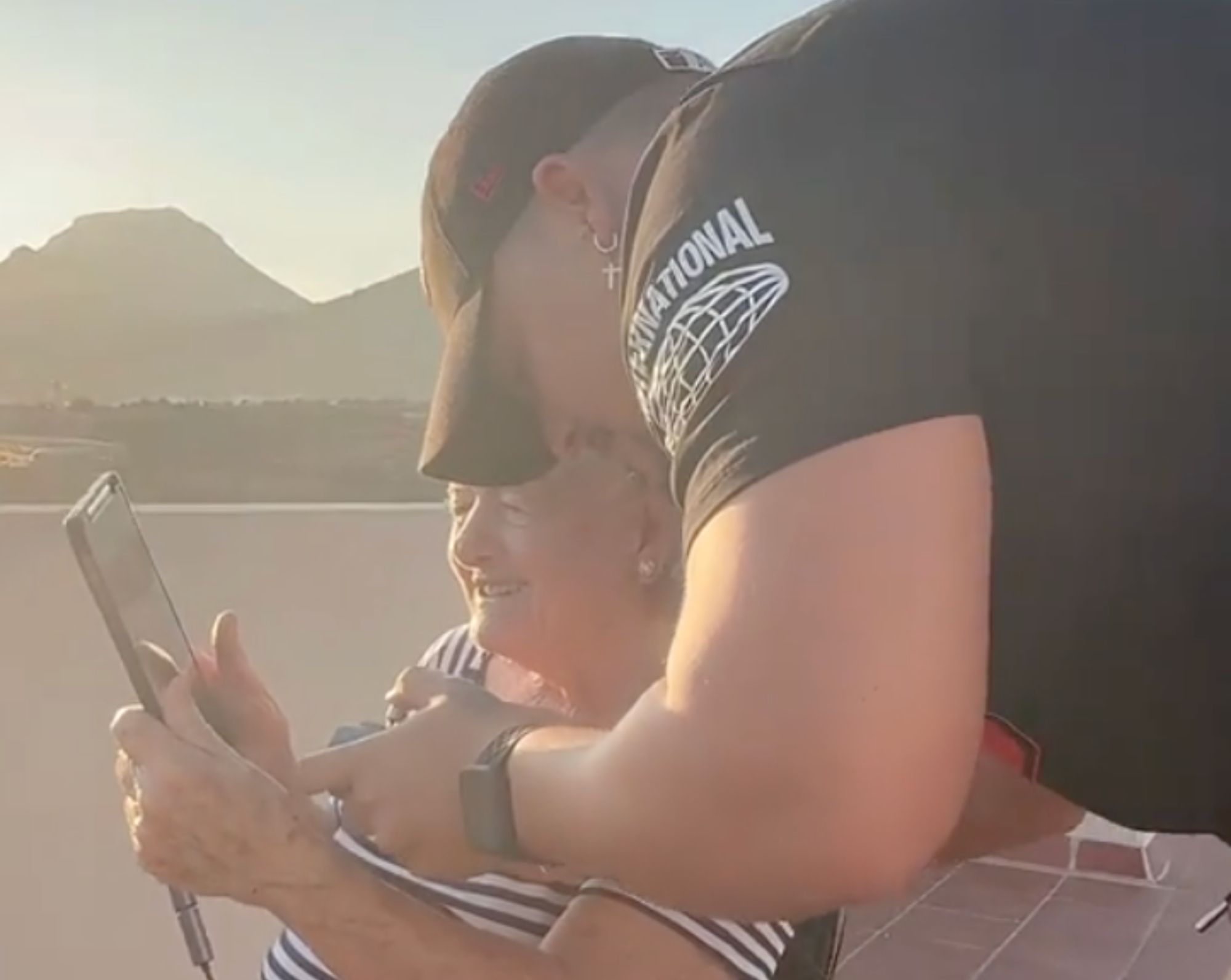 Un joven cumple el sueño de su abuela de la forma más original: "Fui a la montaña sin subirla" (TikTok: @rumi.bro)