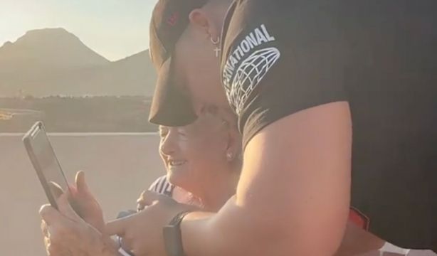 Un joven cumple el sueño de su abuela de la forma más original: "Fui a la montaña sin subirla" (TikTok: @rumi.bro)