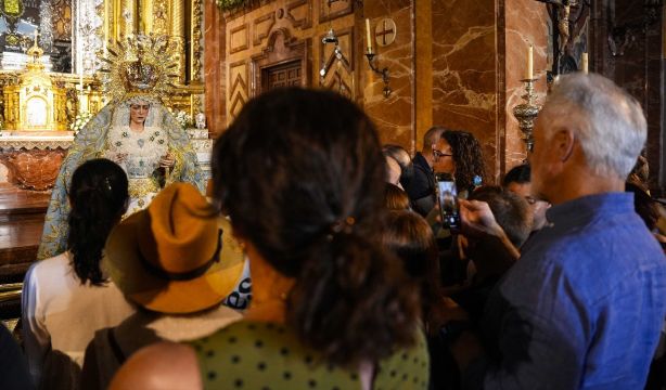 Concentración en la basílica de la Macarena por la polémica restauración de la Virgen