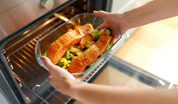 Diferencias de consumo entre la air fryer y el horno eléctrico: ¿cuál es mejor para cada receta?