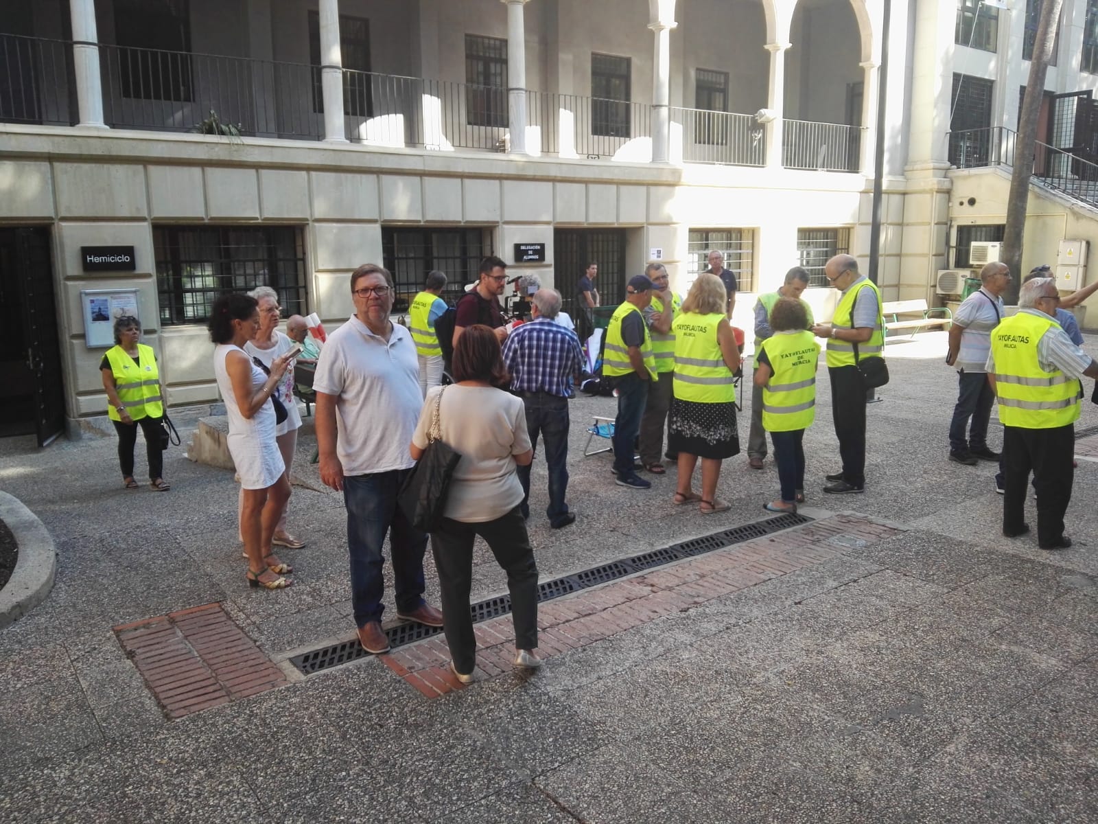 Un grupo de jubilados se encierra en la Universidad de Murcia por el sistema público de pensiones