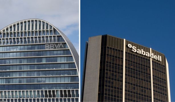 El Gobierno autoriza la OPA de BBVA a Sabadell pero congela su fusión al menos 3 años