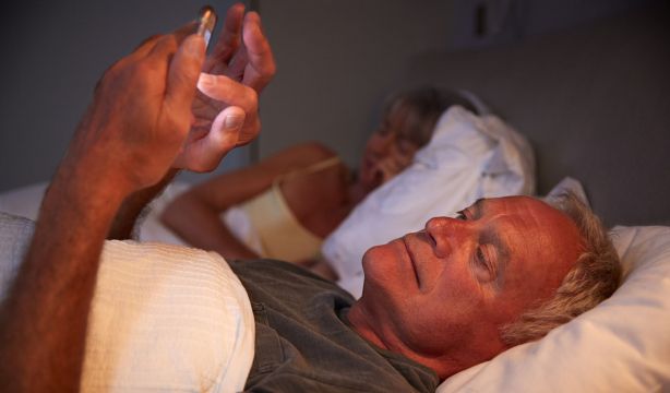 Dormir menos de 6 horas o más de 8 acelera el envejecimiento de los órganos