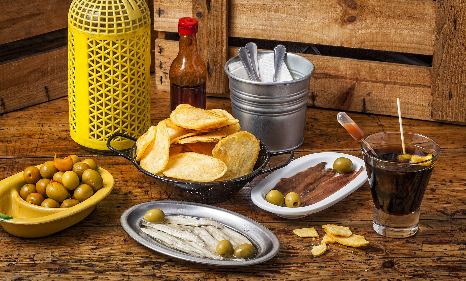 Dos recetas top madrileñas para disfrutar el mejor aperitivo: cóctel de vermut y gilda de melón. Foto: Bigstock