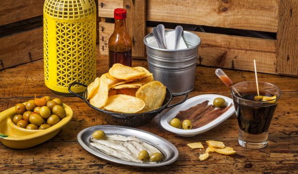 Dos recetas top madrileñas para disfrutar el mejor aperitivo: cóctel de vermut y gilda de melón. Foto: Bigstock