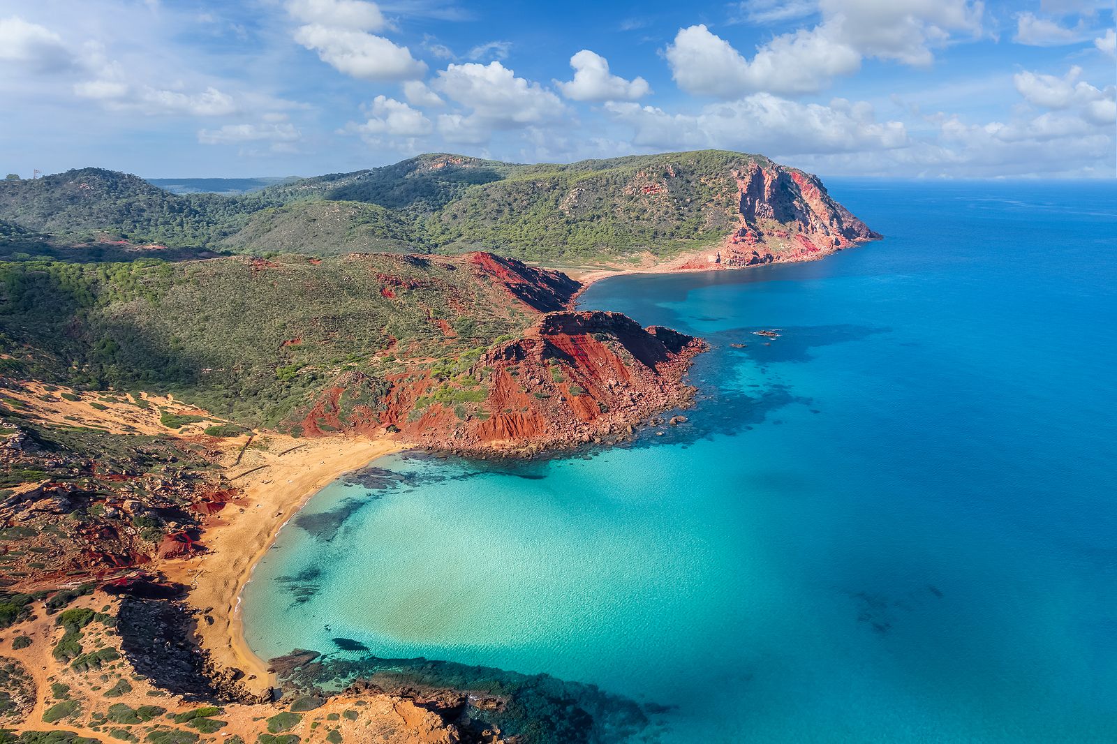 La impresionante cala roja de Menorca que muy pocos conocen y parece sacada de Marte