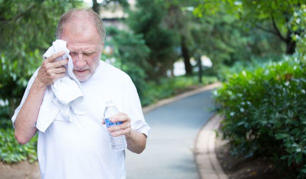 El 'aviso' en plena ola de calor: se demuestra que causa más riesgo de infecciones en el sénior (Bigstock)).