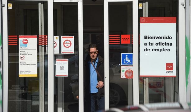 ¿Dónde hay empleo para mayores de 45? Limpieza, agricultura, camareros y albañiles ganan por goleada