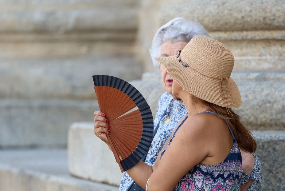 EuropaPress 6832380 mujer abanica ola calor 30 junio 2025 madrid espana 17 comunidades