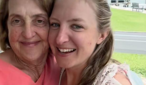 Una joven se muda a la comunidad para jubilados en la que viven sus padres y no se quiere ir