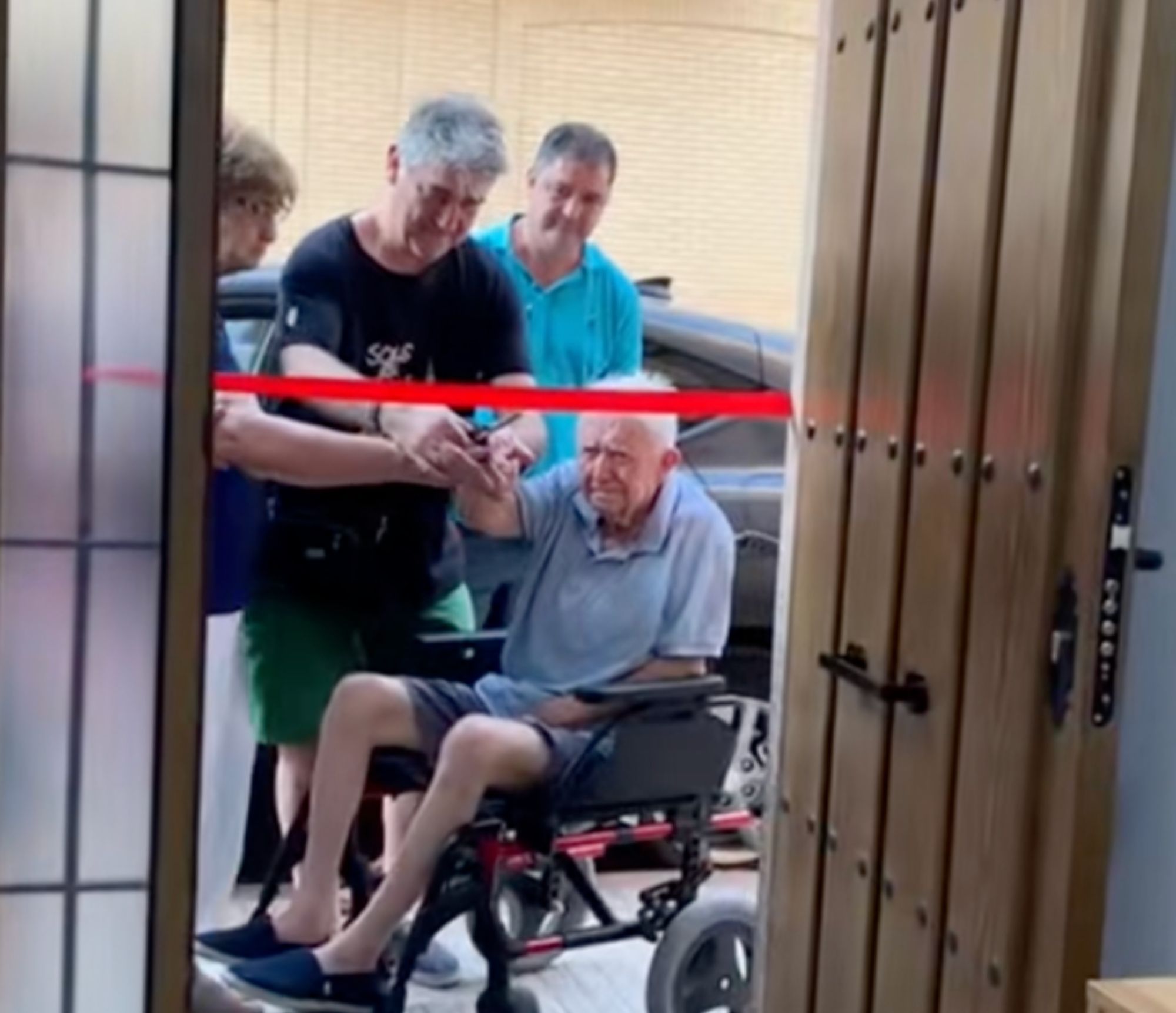VÍDEO: Unos abuelos recuperan su casa en Paiporta tras ser arrasada por la DANA (TikTok: @davidlorasm)