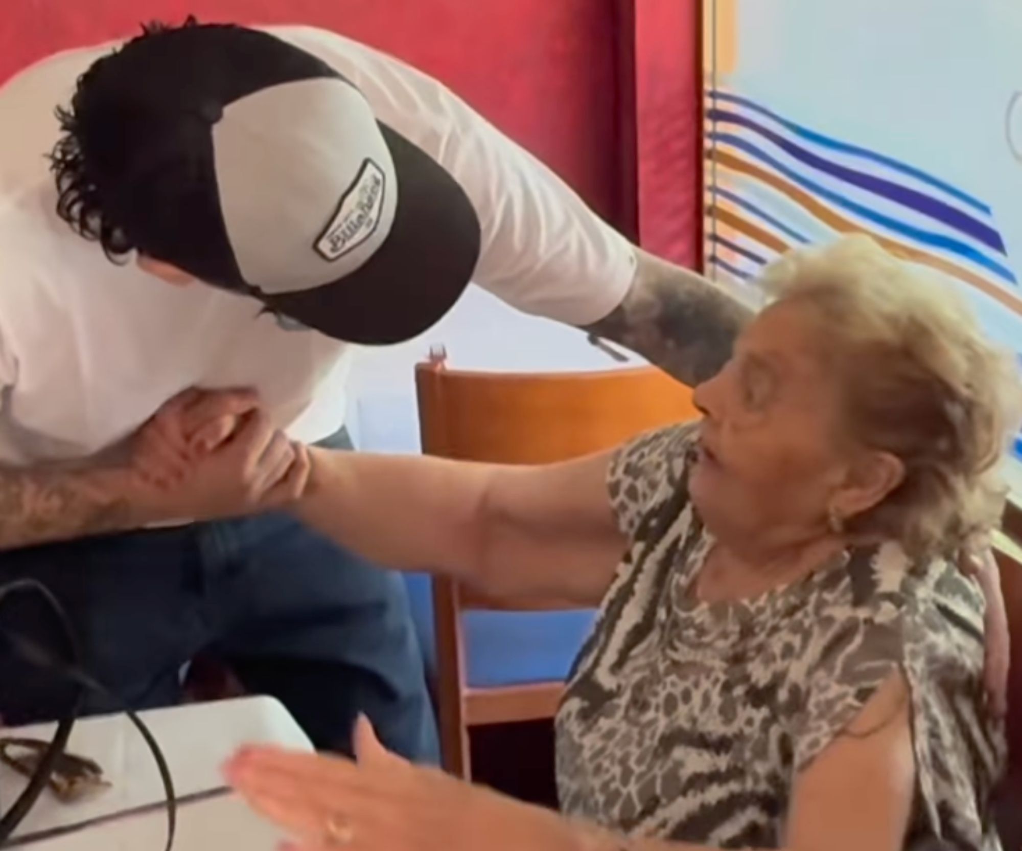 VÍDEO: Cumple el sueño de su abuela de conocer a Melendi y su reacción emociona (Instagram: @juanki.municio)