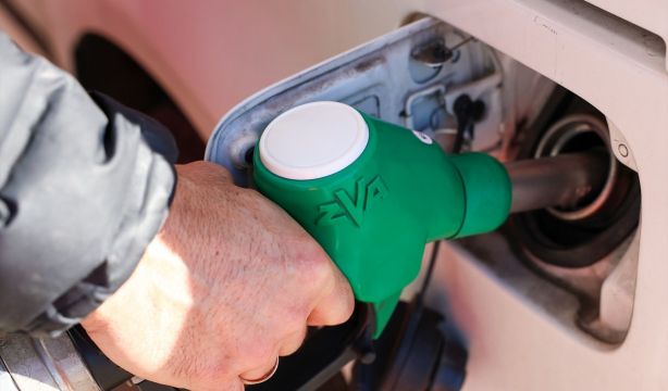 El Gobierno prohibirá la publicidad de combustibles fósiles, vehículos contaminantes y vuelos cortos