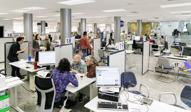 El Gobierno aprueba la subida salarial pendiente del 0,5% para tres millones de funcionarios
